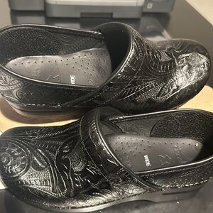 Dansko Black Tooled Leather Comfort Mule Clogs Women’s 9-9.5 Wide, Size 40